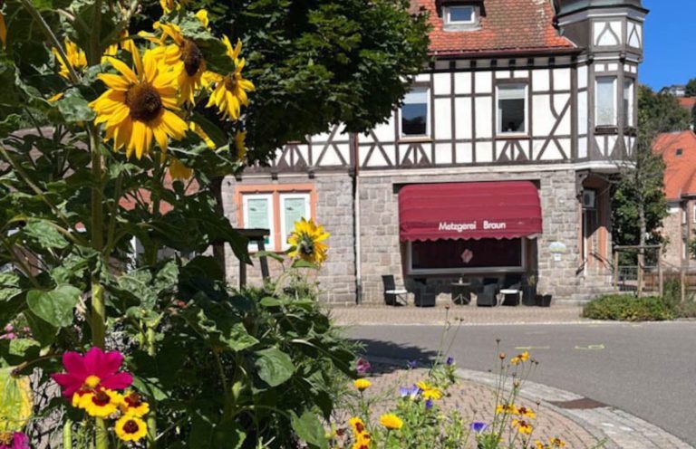 Außenansicht Metzgerei Braun Furtwangen Schwarzwald Hauptgeschäft Metzgerei Braun, mit Blick von draußen auf das FAchwerkhaus mit Ärker