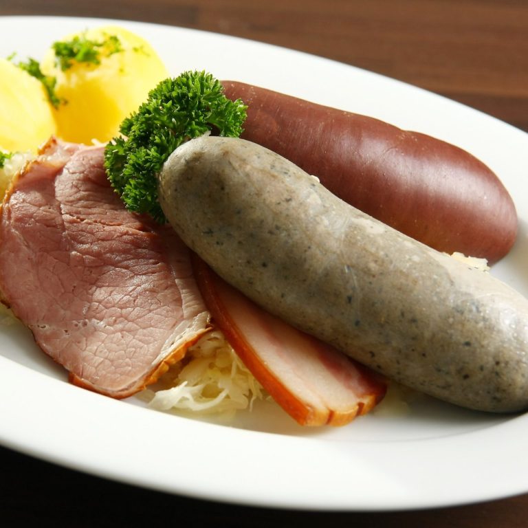 Blut und Leber - Wurst mit Kasseler, Kartoffeln und Sauerkrat