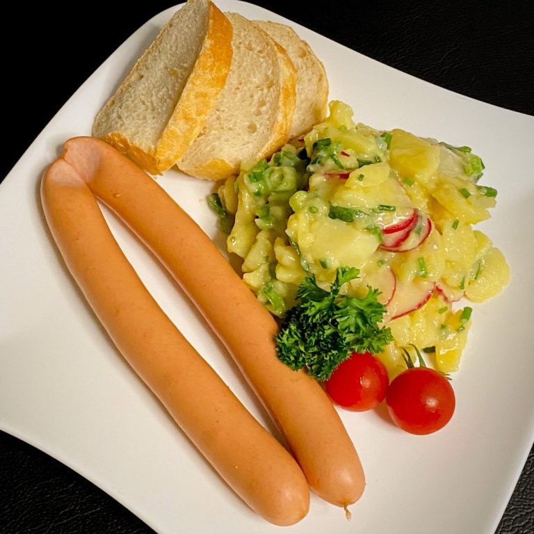 Schwarzwälder traditions essen, Wienerle mit Kartoffelsalat hausgemachte Wienerle der Metzgerei Braun mit Kartoffelsalat , einfaches aber leckeres Essen